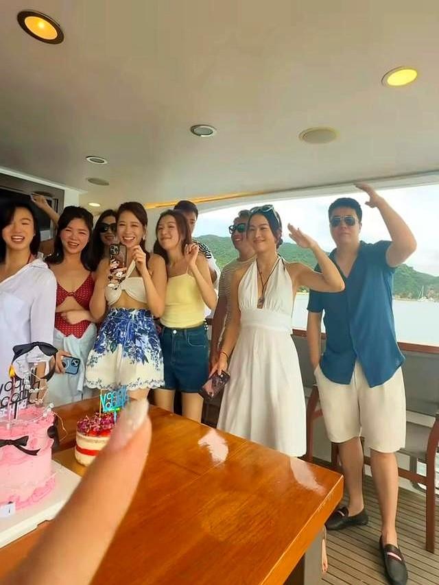 李泽楷32岁女友罕见露脸，搭游艇出海打扮朴实，生活无忧仍没结婚