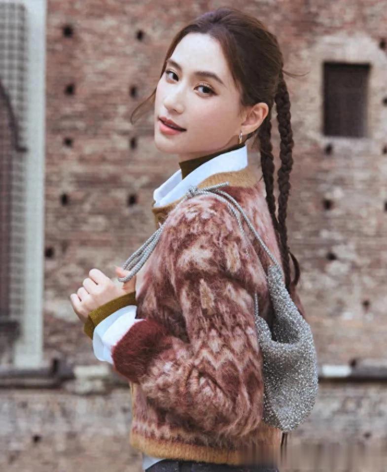 看了赌王女儿何超莲秋冬穿搭，才发现，白色作为内搭真显白显高级