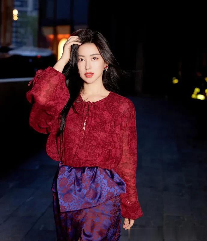 被朱珠惊艳到！穿红色印花衫+半身裙好显贵，美出新高度！