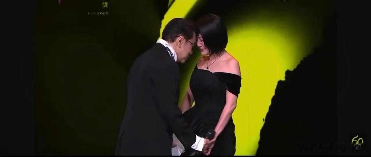 小S穿黑色抹胸裙又白又瘦，姐姐去世8个月第一次公开露面，美爆了