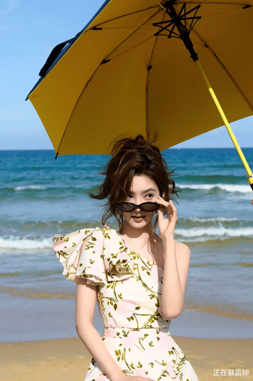 被章若楠的夏日花裙美到！裙摆扬起的弧度，藏着整个夏天的浪漫