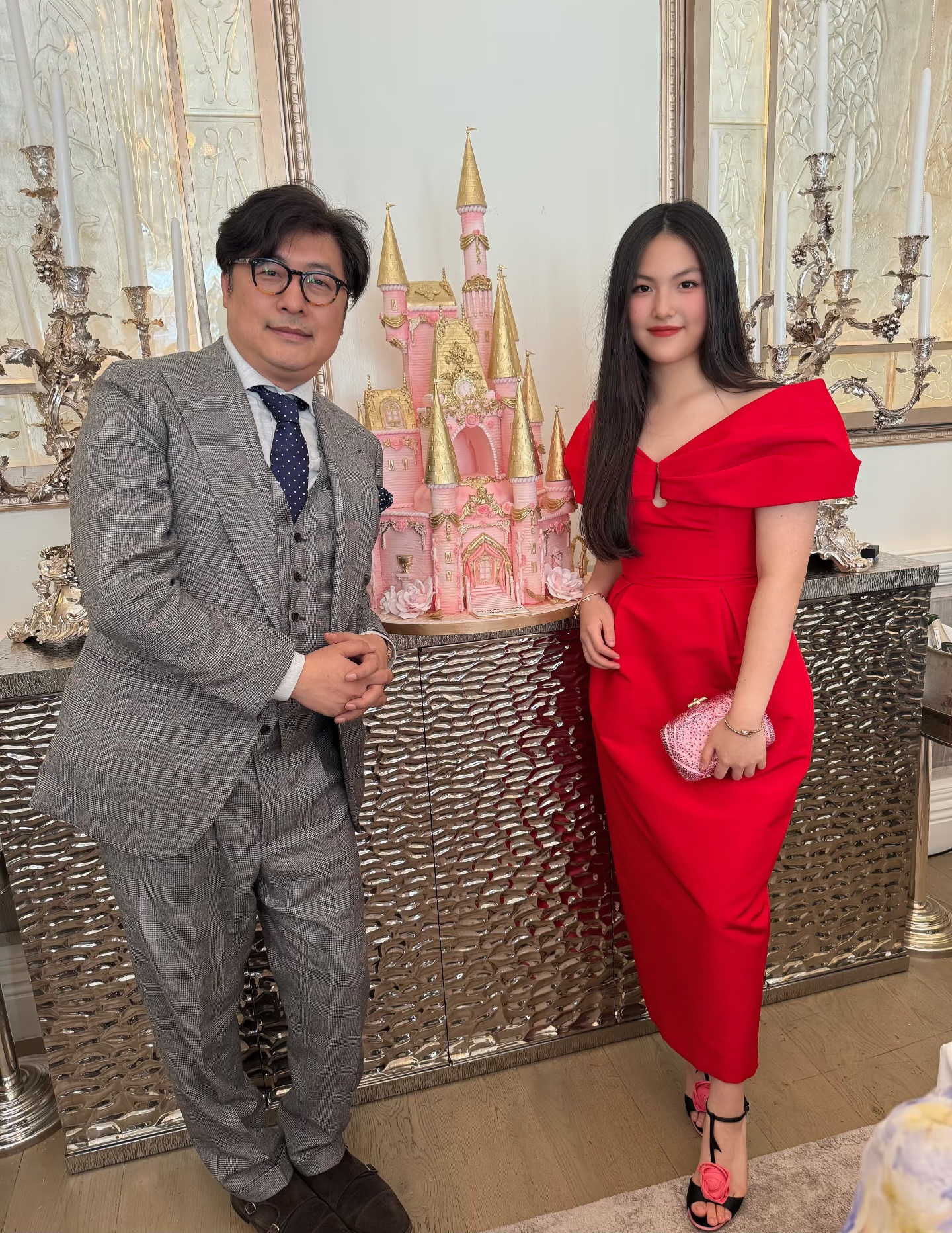 伦敦偶遇李湘一家三口，李湘母女本人都比自己发的照片上丰满很多