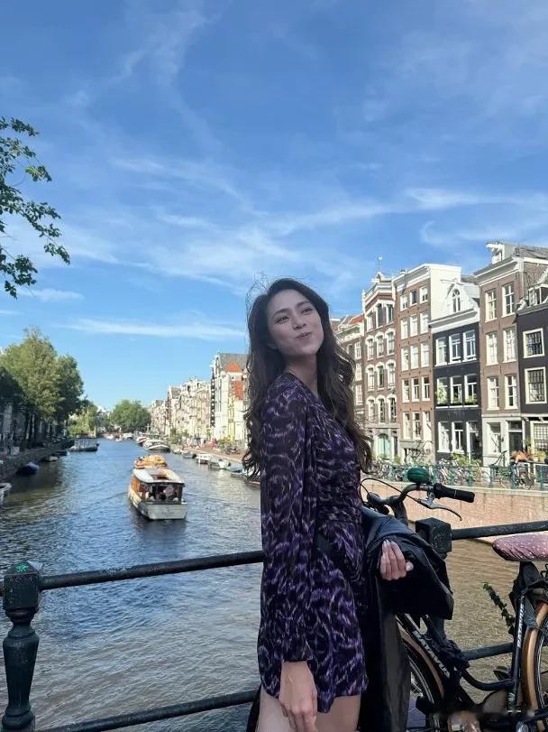 TVB上位小花刘颖璇荷兰度假美照曝光!紫裙美景成最佳滤镜