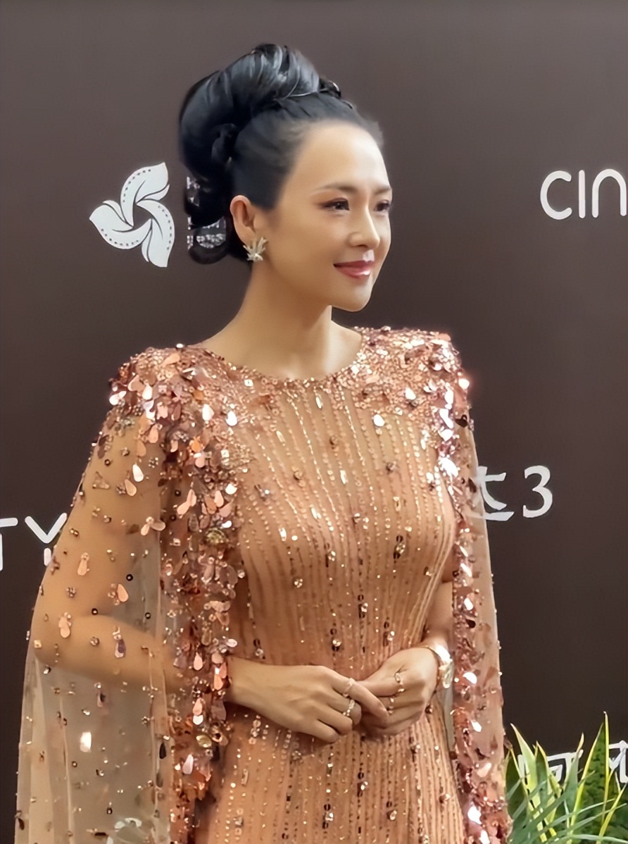 阿凡达3首映礼，章子怡皱纹多，四太打扮时髦，何猷君帮妈妈拿包