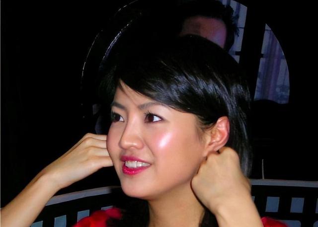 她和撒贝宁同居多年,却转身投入富家怀抱,如今两人境况天差地别