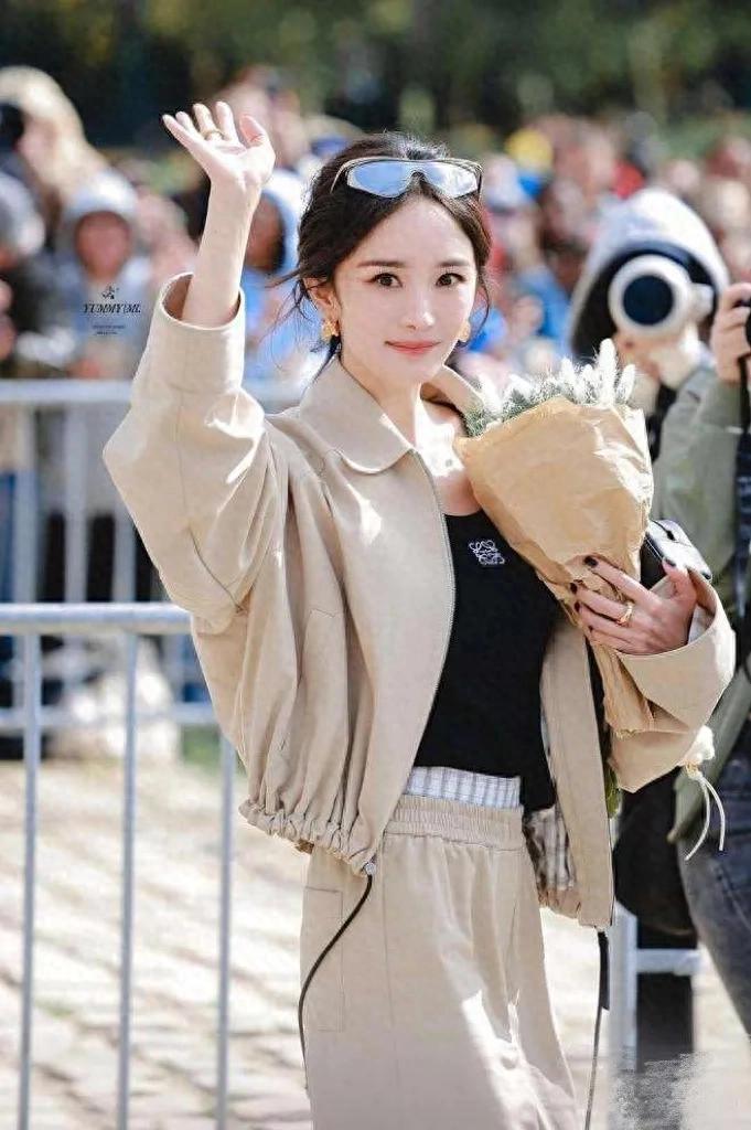 杨幂的衣品是数一数二的!穿夹克外套+阔腿裤,时髦又减龄!