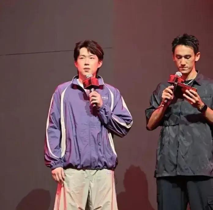 王楚钦现身李宁上海活动，休闲潮流风，帅气溢出屏幕