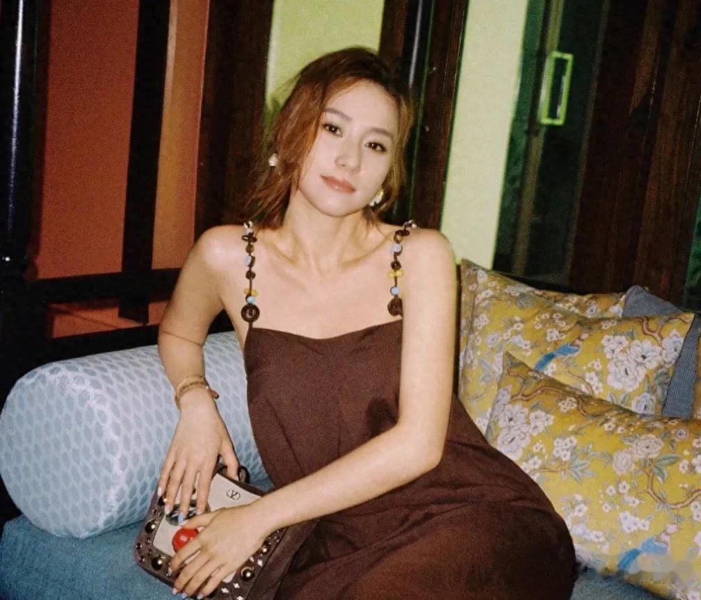 何超莲现身机场被偶遇，黑眼圈明显，面对网友怼脸拍，当场黑脸