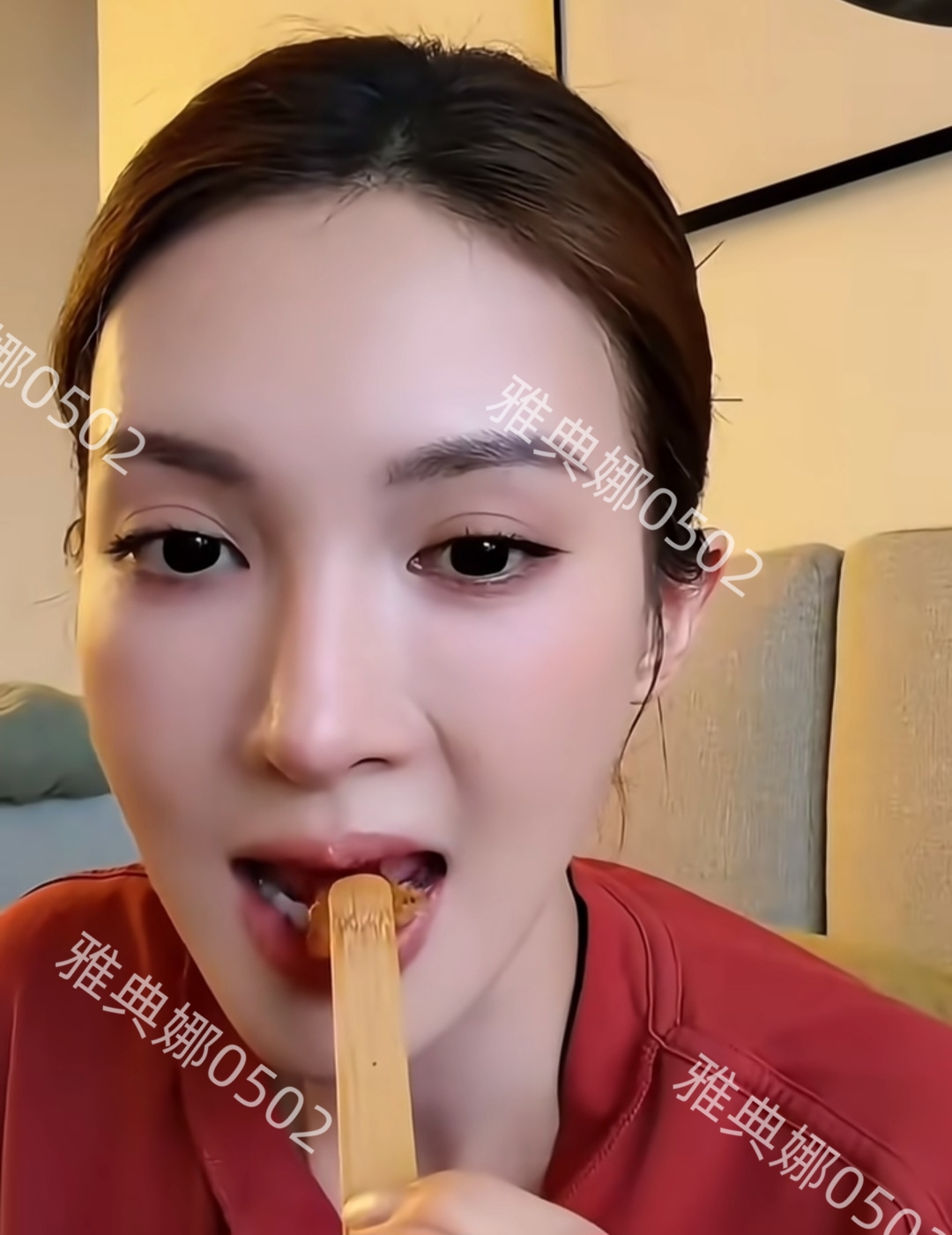 金晨很聪明每当网友质疑她又变样了，她就立吃货人设搞怪转移话题