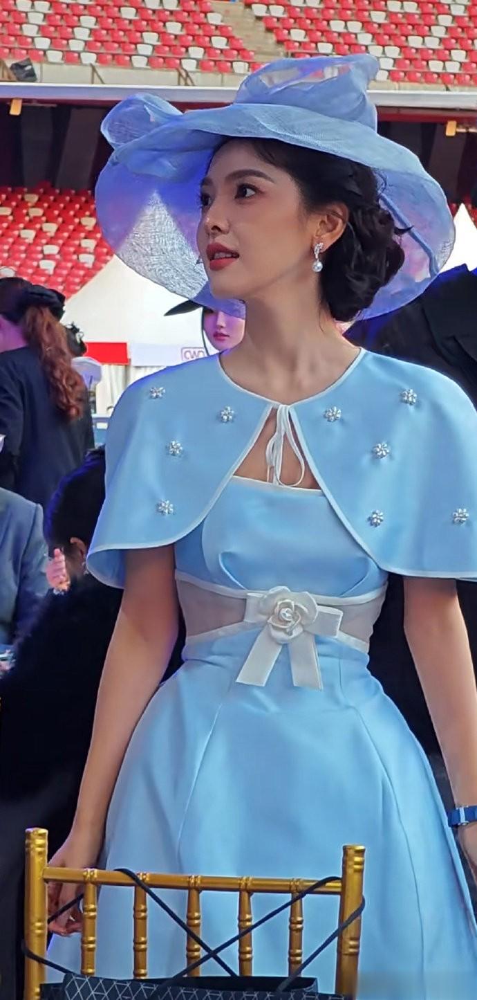 章若楠民国千金造型:蓝裙礼帽美疯全场