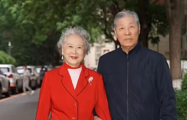 22岁因李铁梅出名，结婚仅4个月前夫去世，如今83岁获终身成就