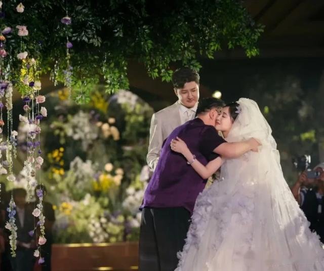 金龟子女儿补办梦幻婚礼，终于为老公穿上了最美的婚纱，恩爱甜蜜