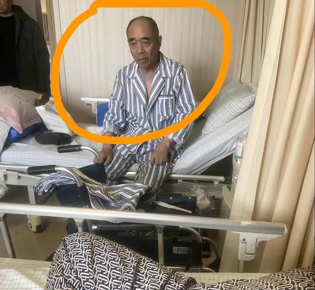 71岁老戏骨生病，住普通病房又黑又瘦，穿廉价塑料鞋，演过彭德怀