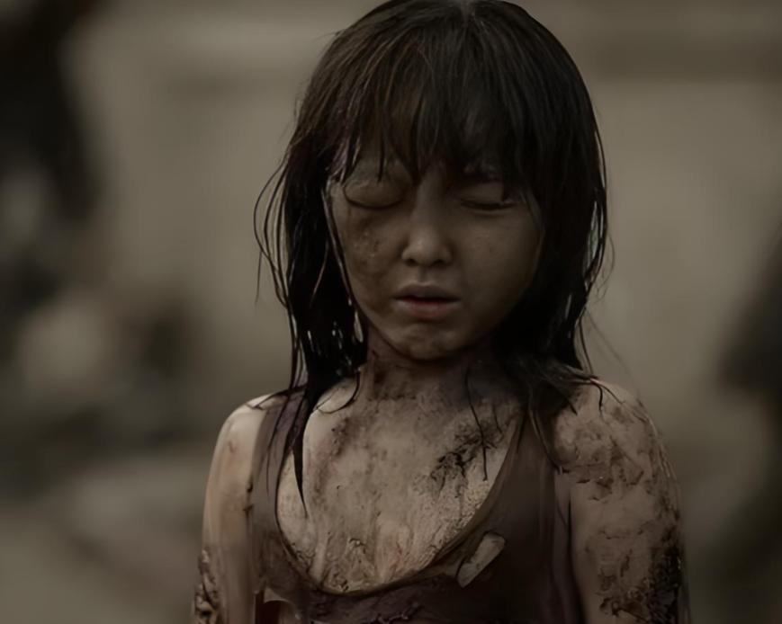 消失半年的张子枫，身上多了伤疤，眼神也变了，成龙当时没说错