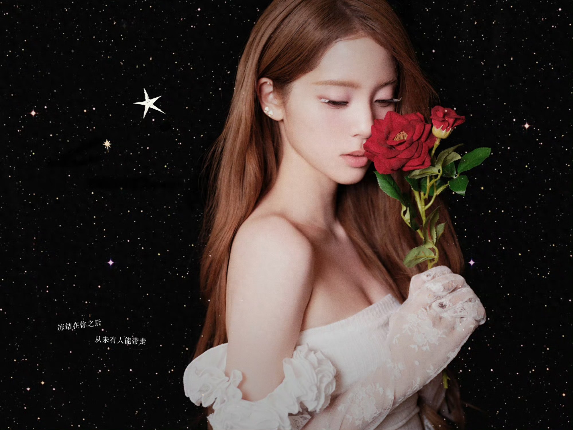 欧阳娜娜粉红抹胸连衣裙，玫瑰是宇宙的叹息，花瓣是沉默的恒星