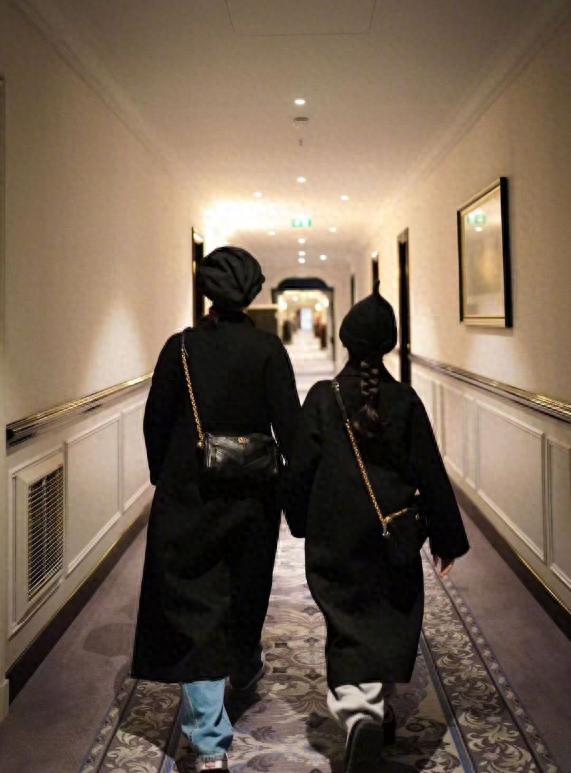 孙俪国庆节一人带女儿去法国游,在烈日底下倒时差,11岁女儿高挑