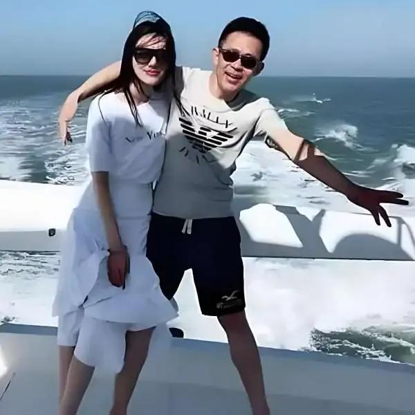 58岁侯勇抱着小儿子露面，三婚妻子穿一身Gucci，侯勇高调秀恩爱