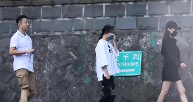 汪小菲带家人祭拜大S！小玥儿背影引关注，寺庙祈福引发热议