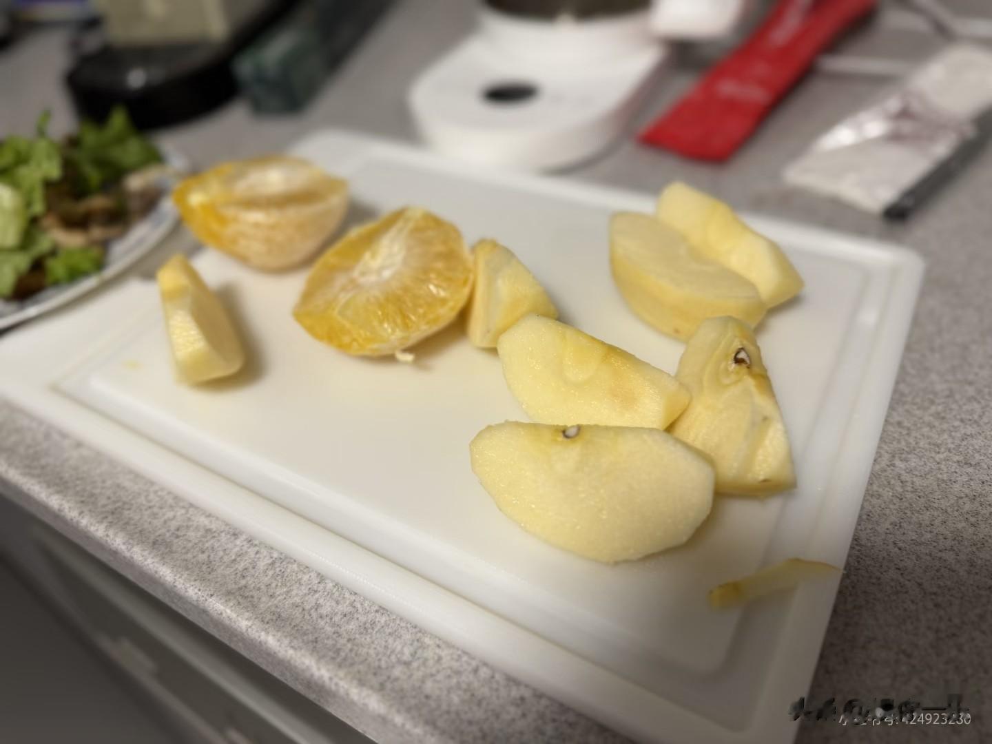 朱珠在家做饭过平安夜，食材全网购！很会过日子，女儿吃一盘牛排