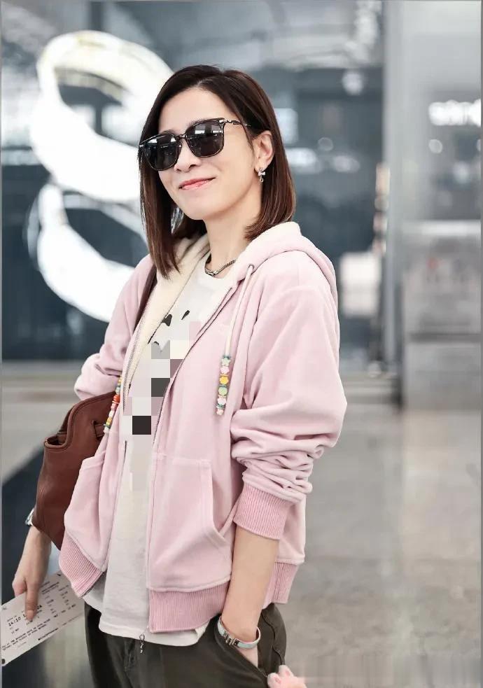 佘诗曼剪了波波头年轻20岁!穿粉色卫衣外套+阔腿裤,减龄又时髦