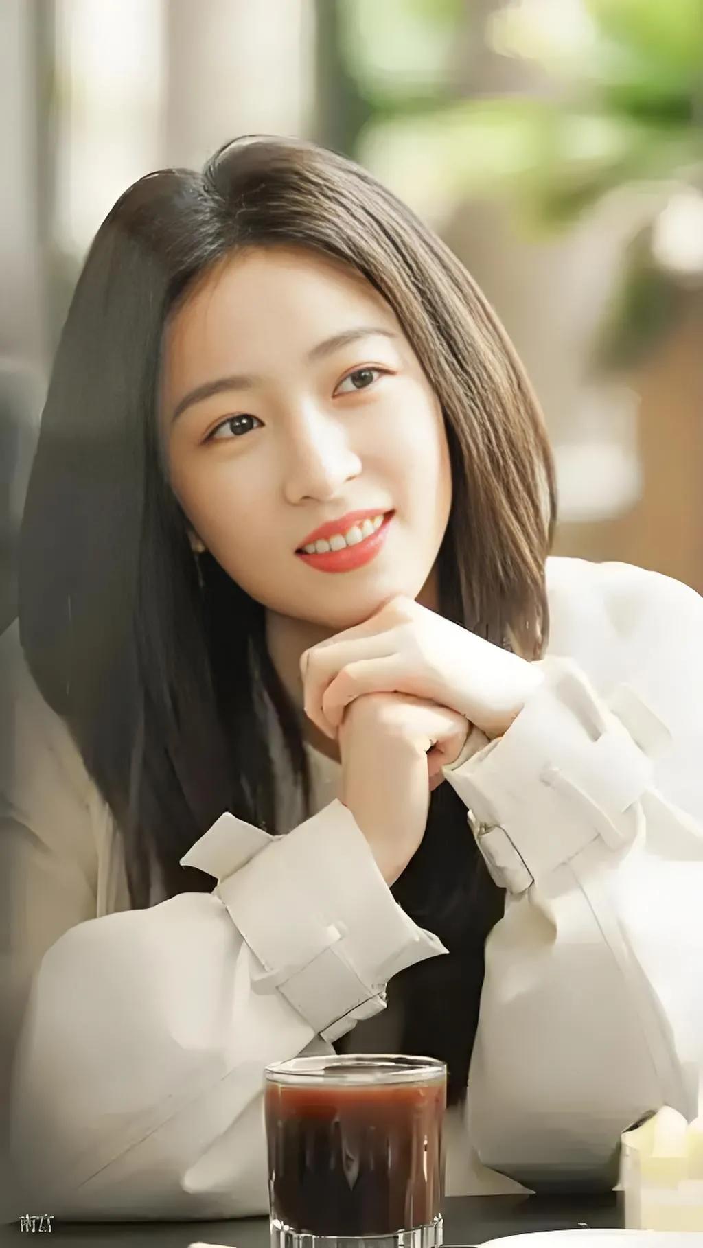 央视主持人周雨彤