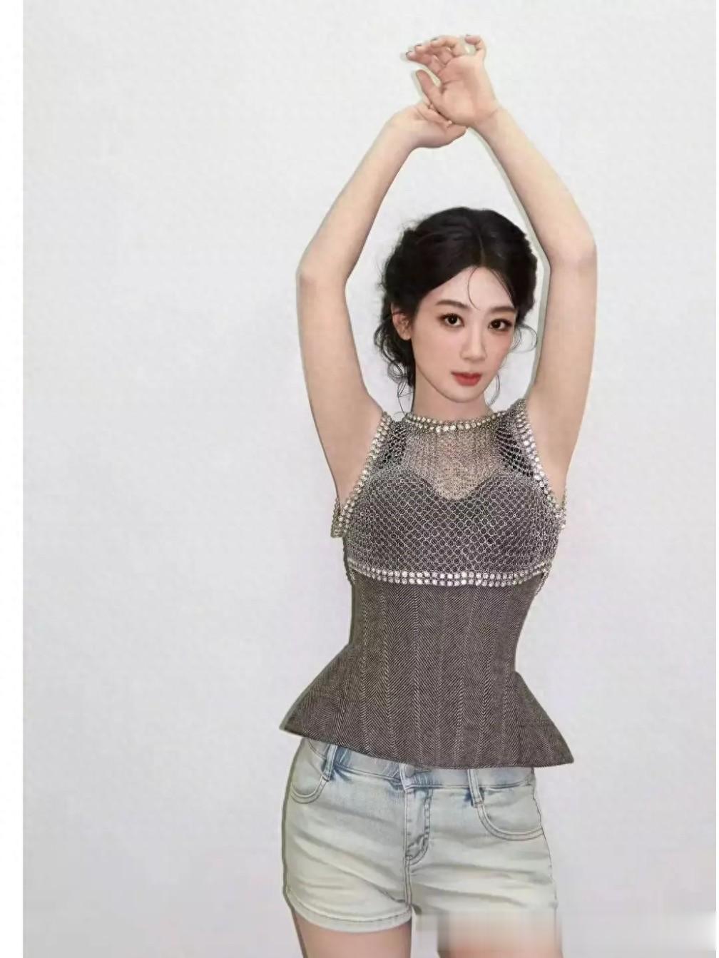 杨紫公主风盘发造型出圈 优雅甜妹氛围感拉满