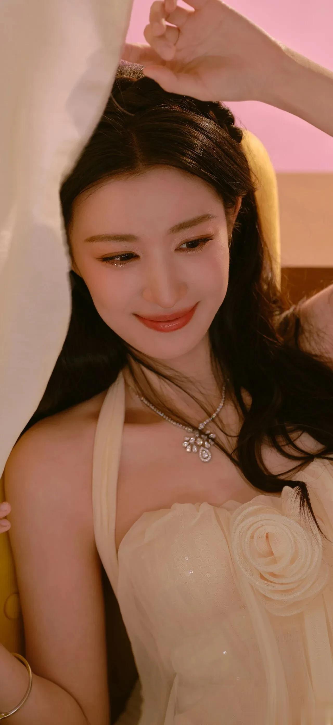 王楚然跨年月光女神造型美翻！白裙仙韵拉满太戳心