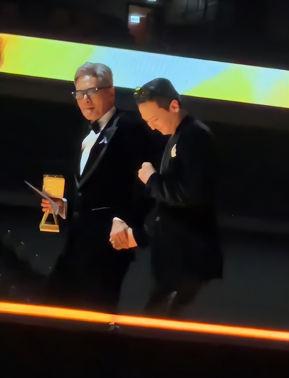 香奈儿大秀，辛芷蕾咖位暴露和王一博热聊，权志龙狗啃油头超抢镜