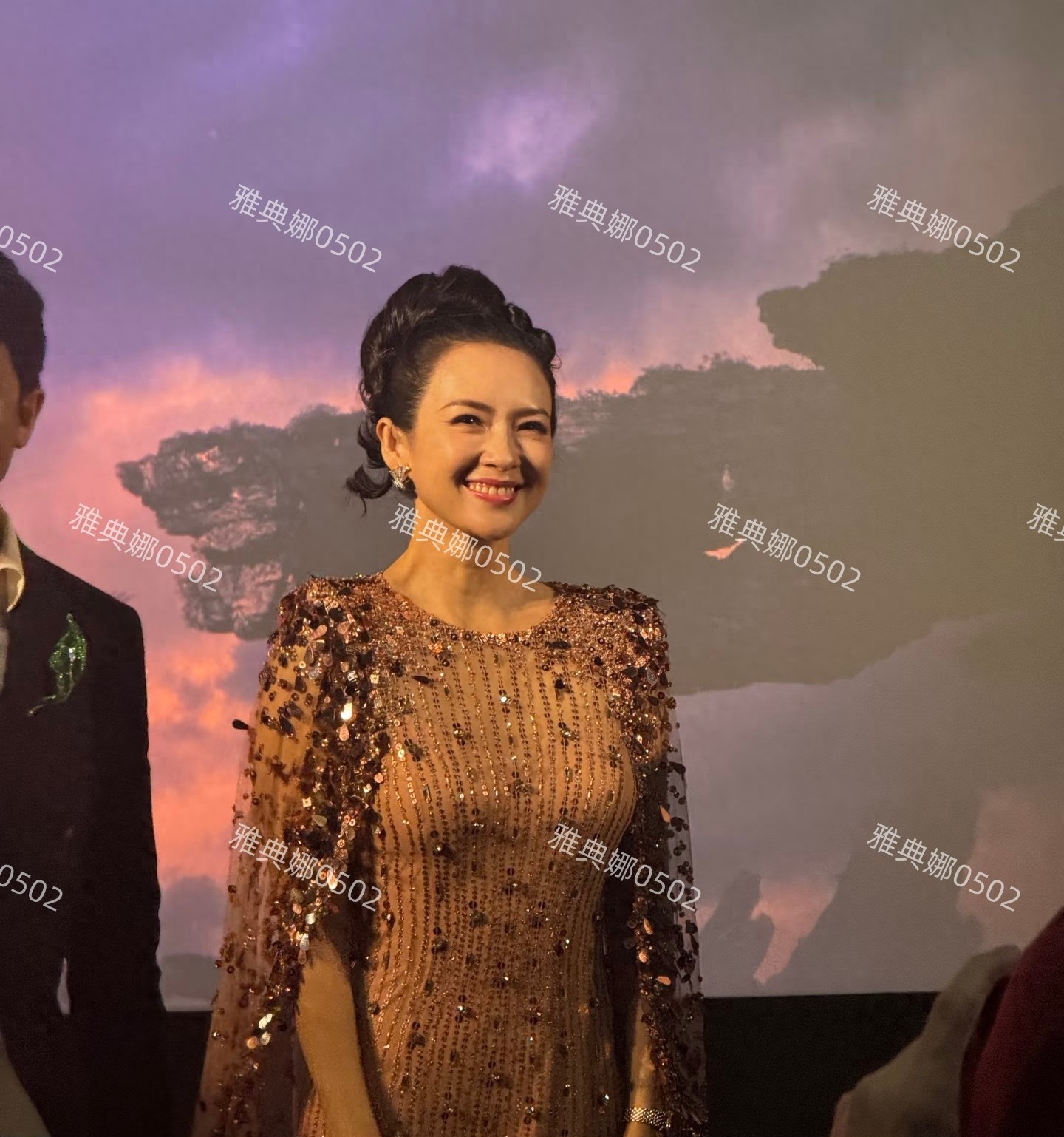 章子怡现身阿凡达首映礼虽然发型一言难尽，但她的脸还是撑住了!