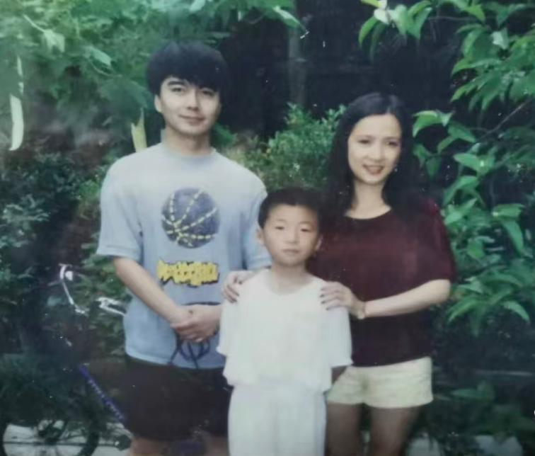 好友公开何晴珍贵合影，透露许亚军真实一面，两人离婚原因曝光