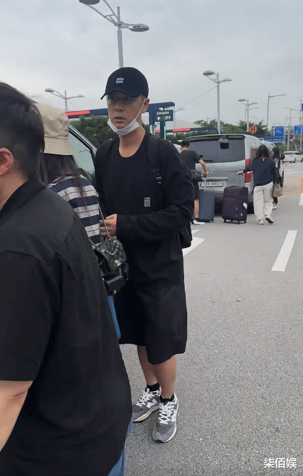 46岁任重和孙骁骁带女儿现身首尔,身材练得真好,女儿露脸像爸爸