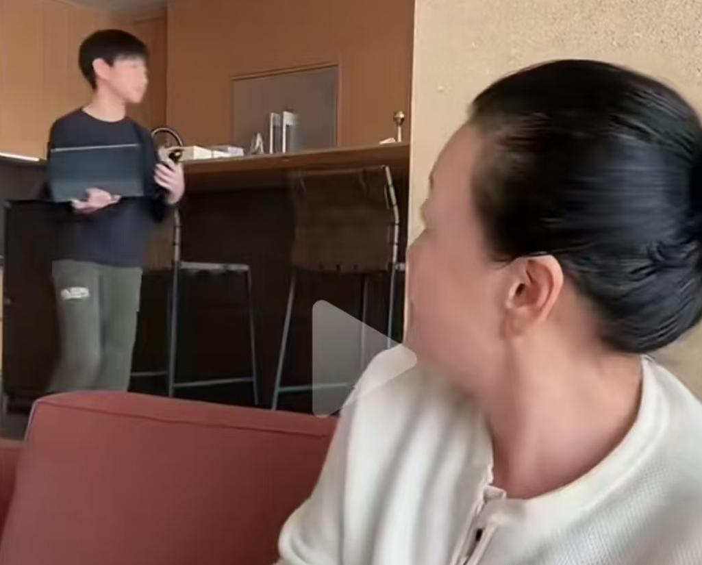 汪小菲丈母娘从早忙到晚!兰姐夸赞亲家特别好,爷爷也抢着带俩娃