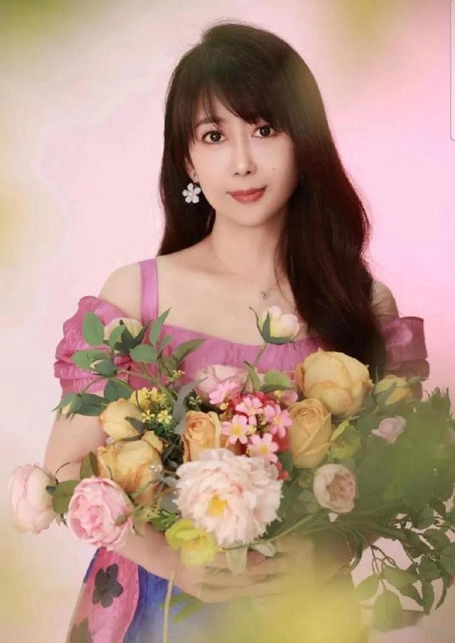 孟庭苇现状：风韵犹存容颜不改，56岁单身潇洒，儿子18岁长得超帅