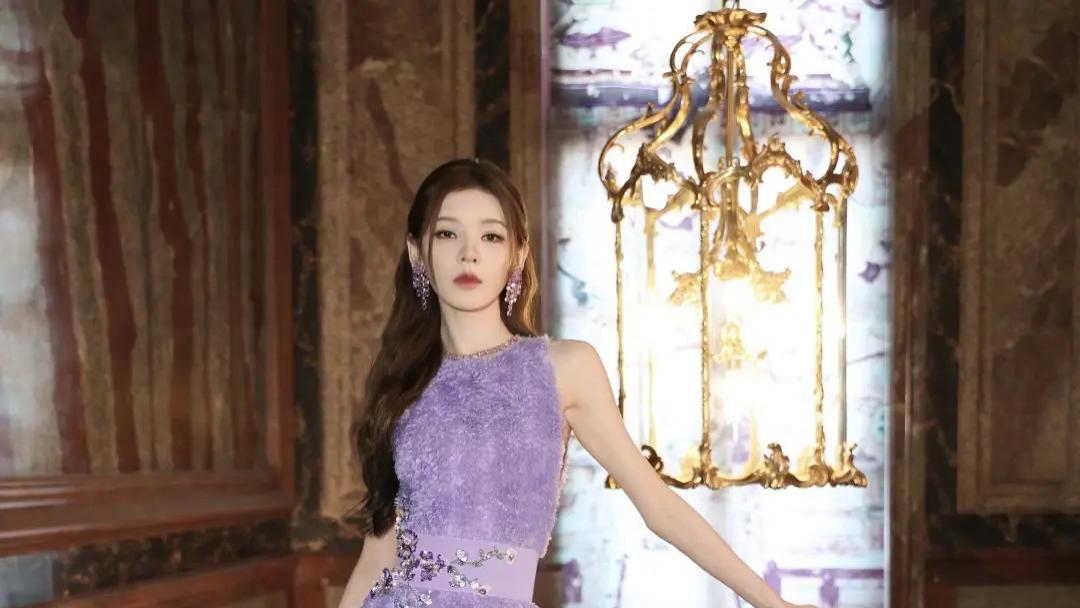 张予曦亮相巴黎时装周，紫裙惊艳四座，美出国际新高度