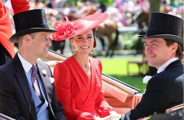 威廉43岁生日凯特晒照，王妃病情又严重3个娃还小，这个生日难过