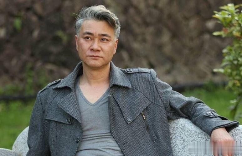他是国家二级演员，演长剧15年，戏红人不红，如今演短剧意外爆火