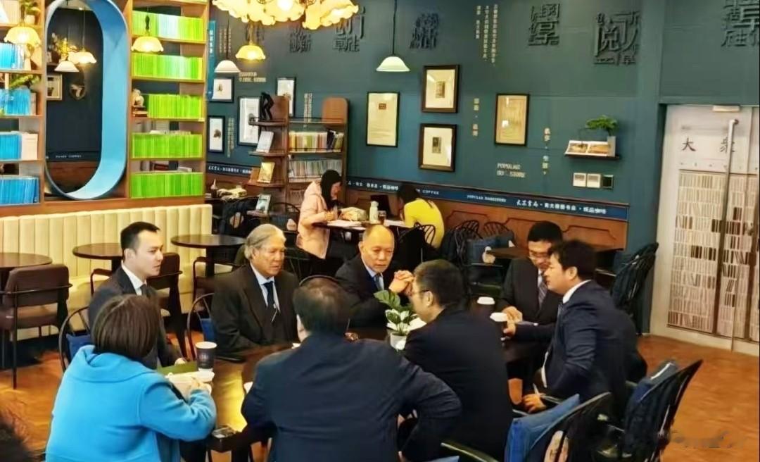 这才是豪门真面目？ 霍震霆蹭饭不嫌烦，夸儿媳教育比钱更值钱！