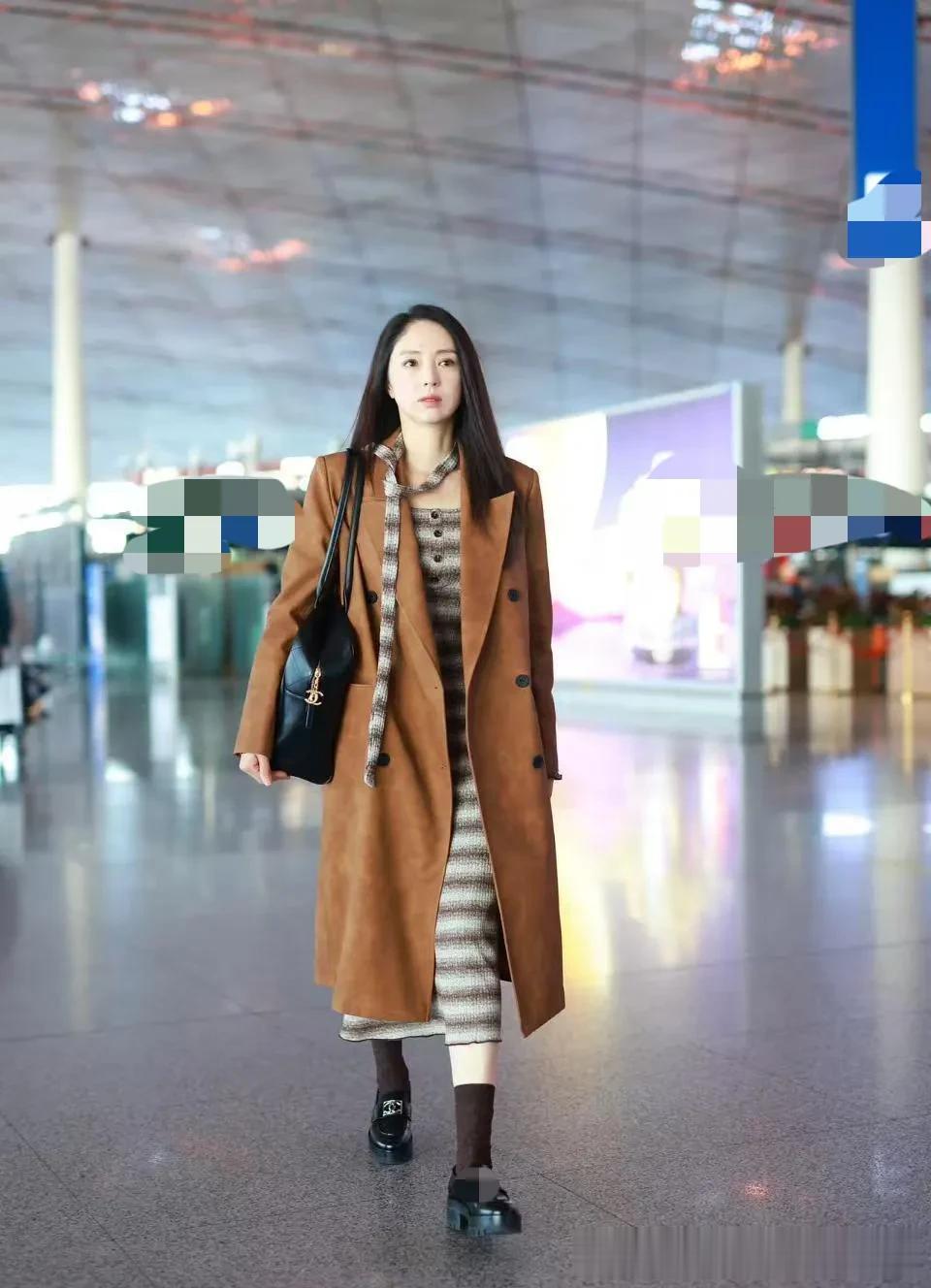 董璇真是中年女人的穿搭标杆!大衣+条纹裙+乐福鞋,洋气又高级