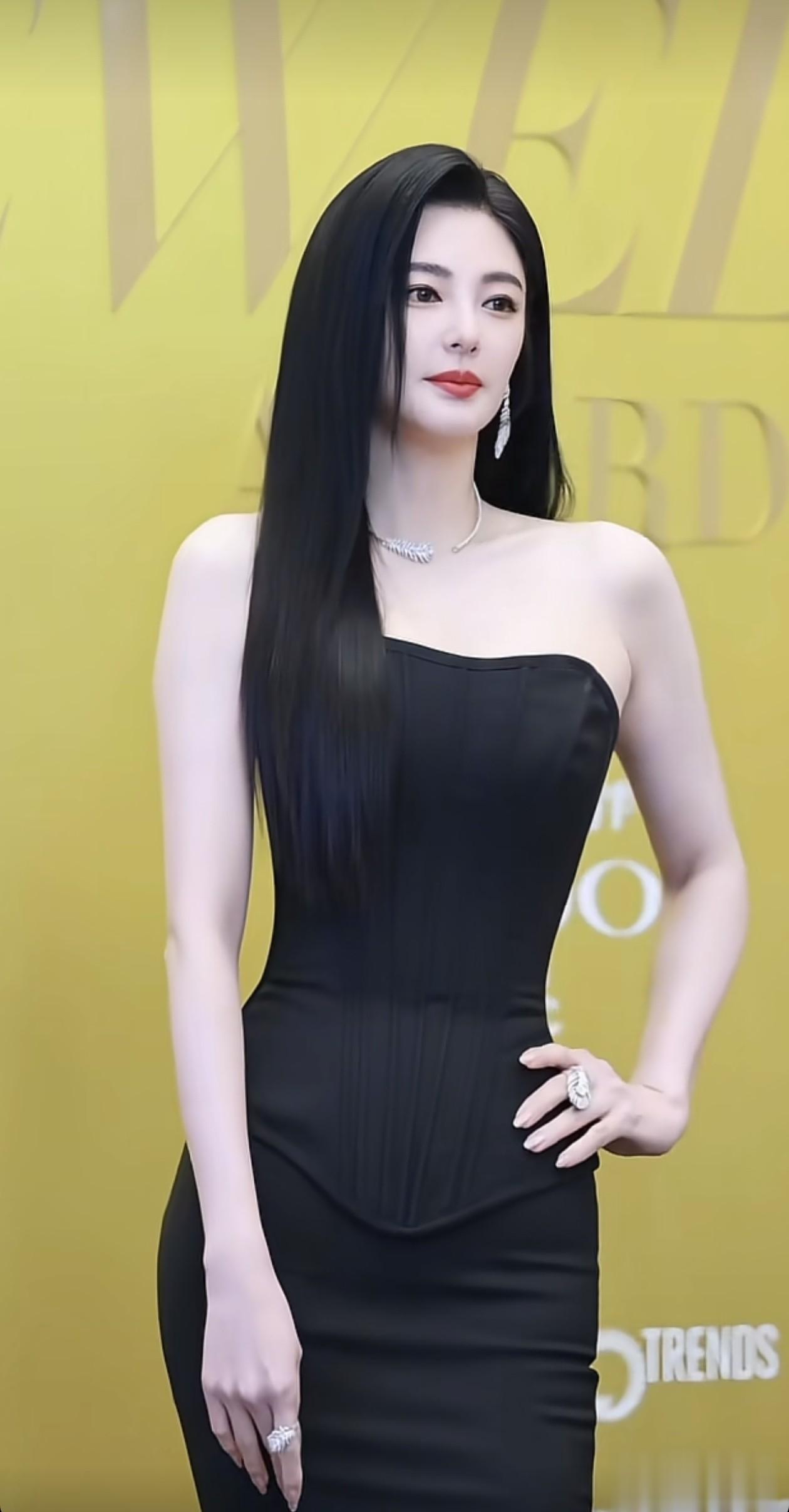 38岁张雨绮最新穿搭：黑长直+鱼尾裙，尽显蚂蚁腰，美出新高度