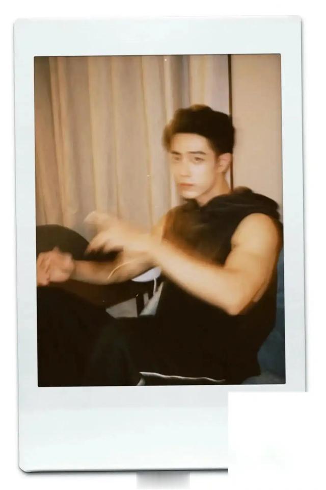 网友发9年前与肖战合照！25岁肖战长这样！这才是顶流长红的秘诀