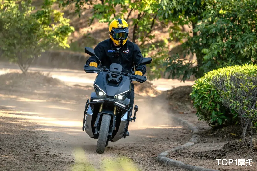 能否平替ADV150，新大洲本田NS150XC试驾，飞坡、滑胎、烂路信手拈来