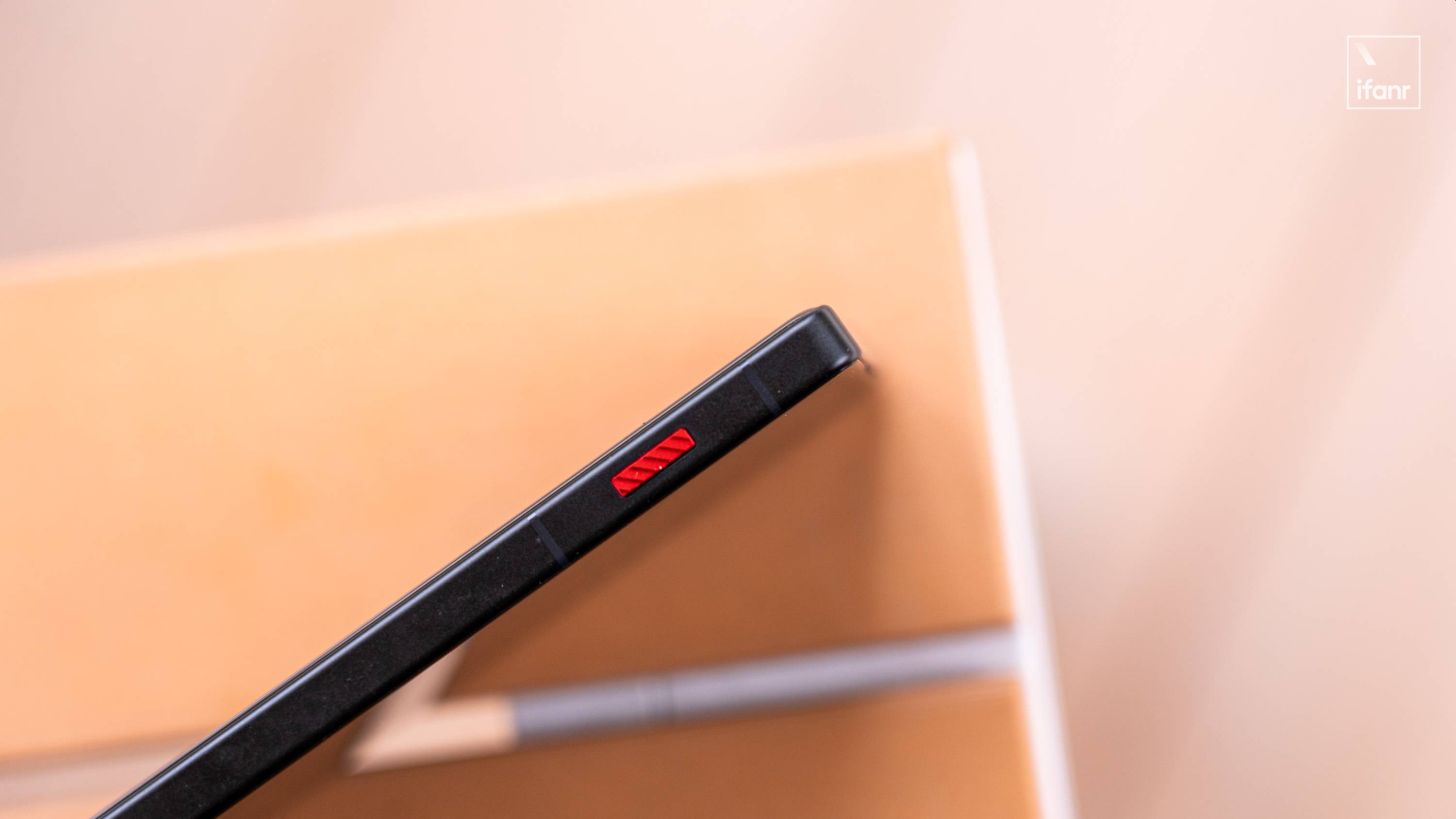 紅魔 11 Air 體驗：風扇和透明后蓋回歸，電競手機的 Air 款