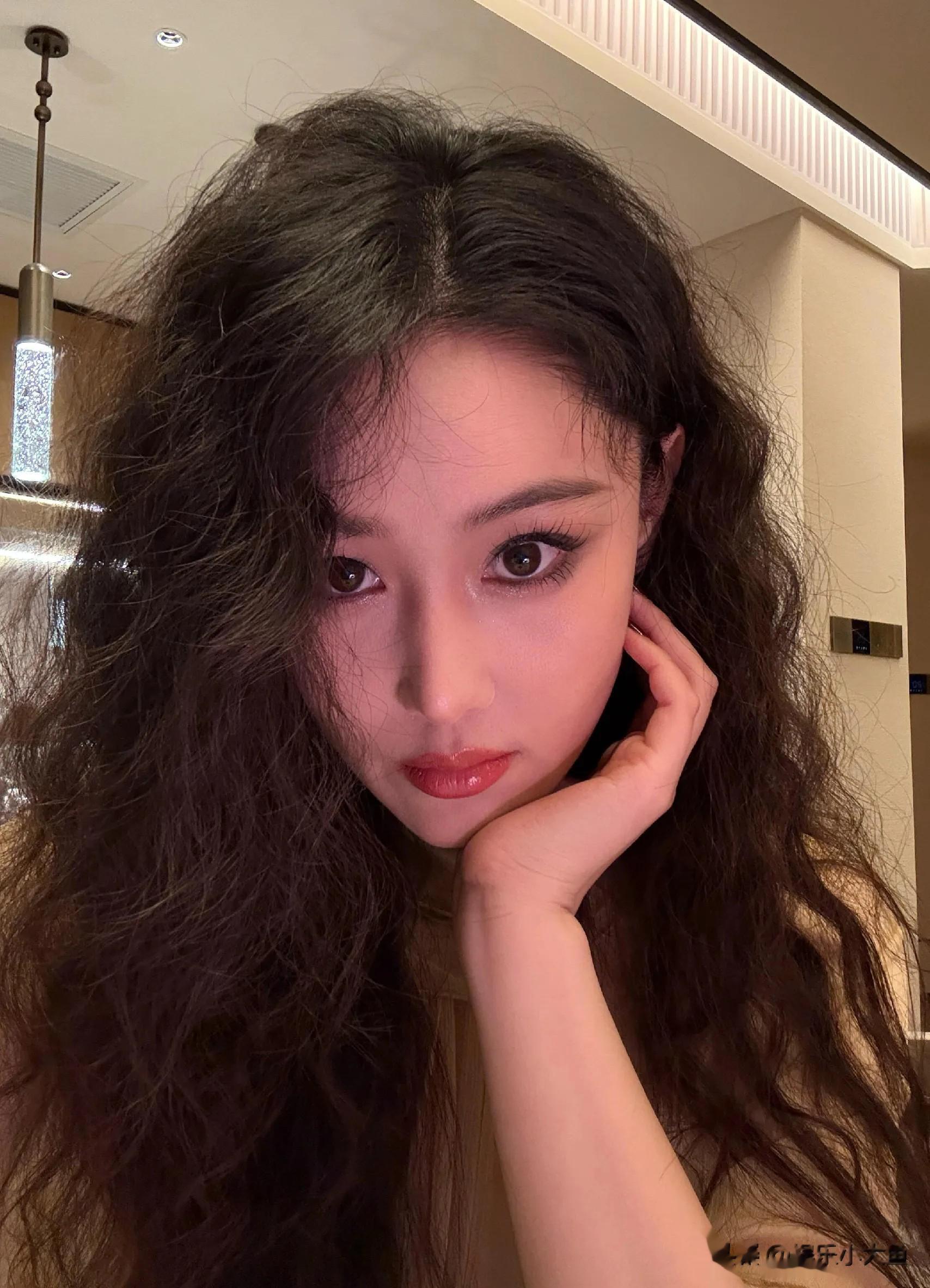 张馨予今日分享美照配文:八月第一天，最重要的日子！