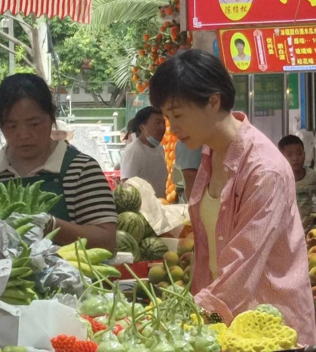 53岁吴越逛云南菜市场，穿衣时尚，皮肤很白，一个人过得潇洒自在