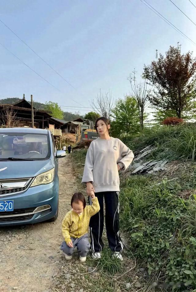 45岁柳岩回衡阳老家过节，到镇上吃粉，带侄女出去玩，非常接地气