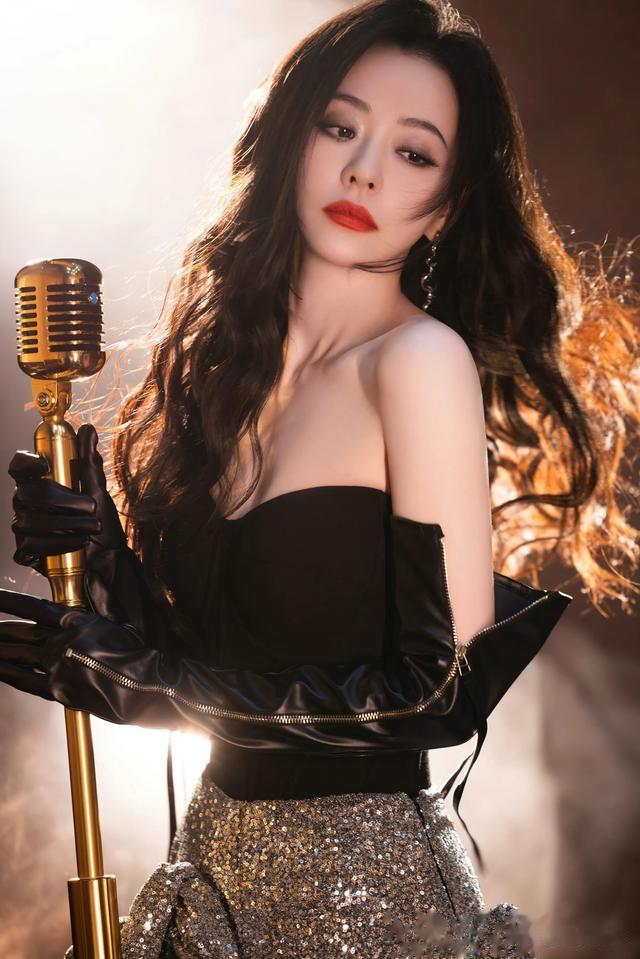 张靓颖过了四十岁穿的越来越大胆了豁出去了!放飞自我了属于是