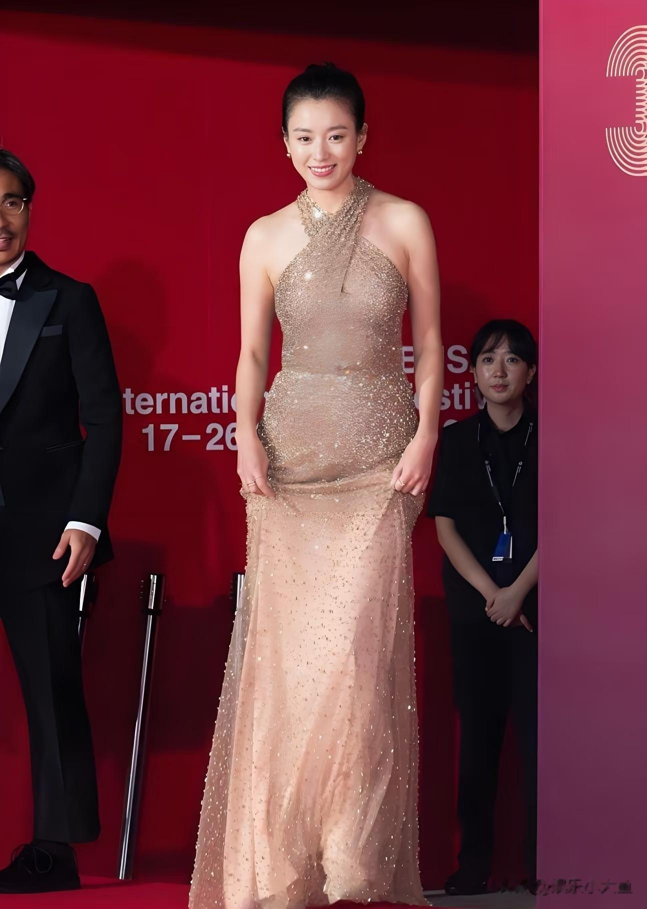 38岁的韩孝周最新活动美照， 素雅的妆面，大光明造型好自然的美