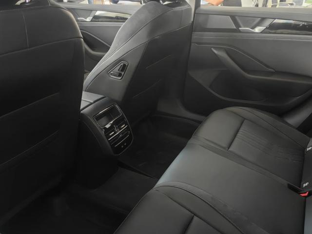 出色的操控性能很棒的轿车