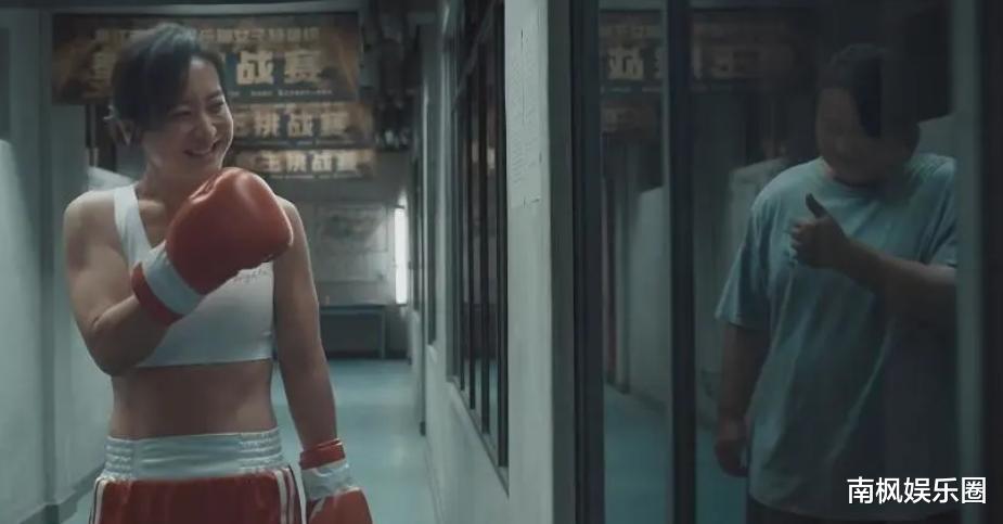 贾玲最近杀疯了！素颜状态，耀眼自信，变的是面相不变的是笑容