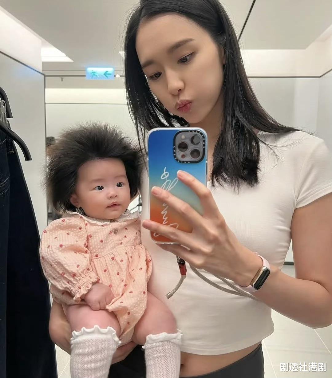 TVB前长腿女神晒近况！四个月大女儿撞脸蒙奇奇，婚后三年抱俩